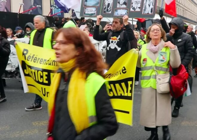 Sarı Yelekliler Paris sokaklarında: Macron’a protesto